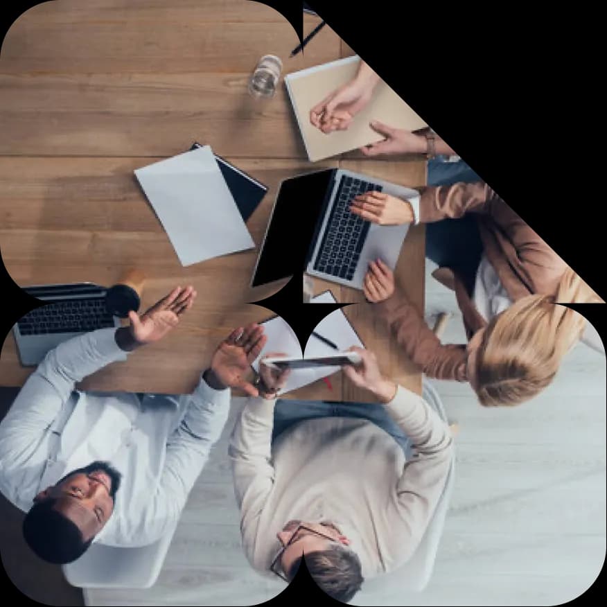 Équipe collaborant autour d'une table en formes géométriques