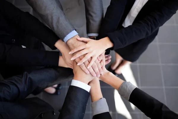 Collaboration autour d'un bureau
